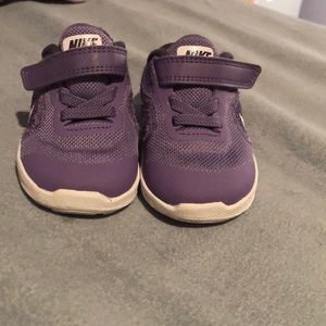 Like new baby girl Nike’s size 4c